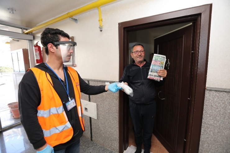 Mezitli Belediyesinden Evden Çıkmayanlara Gazete, Ekmek Ve Gıda Desteği