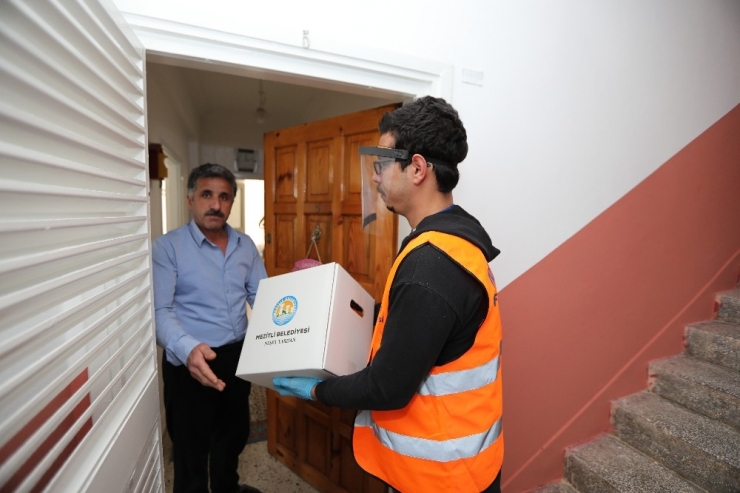 Mezitli Belediyesinden Evden Çıkmayanlara Gazete, Ekmek Ve Gıda Desteği