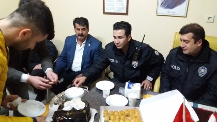 Muhtardan Polislere Sürpriz