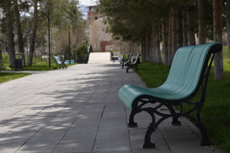 Muş’ta Park Ve Bahçelerde Korona Sessizliği