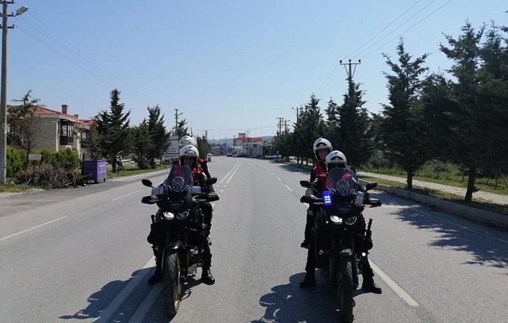 Polis Ekipleri Hem Denetliyor Hem De İhtiyaçları Karşılıyor