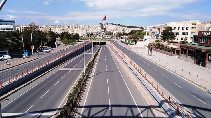Şanlıurfa’da Cadde Ve Sokaklar Boş Kaldı