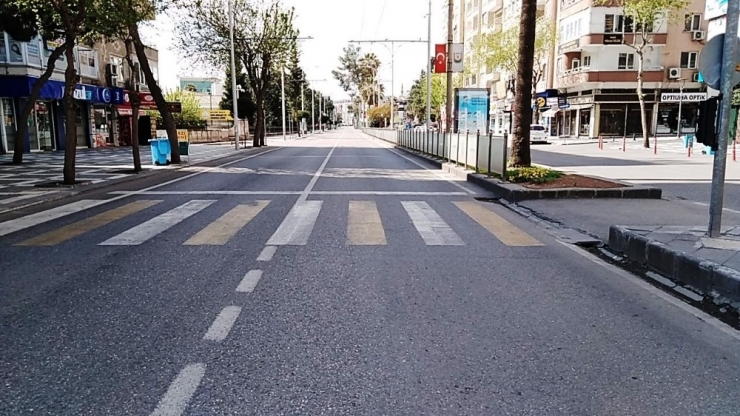 Şanlıurfa’da Cadde Ve Sokaklar Boş Kaldı