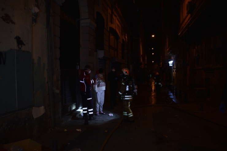 Sinema Oyuncusu Süheyla Artun’un Kaldığı Apartmanda Yangın Çıktı