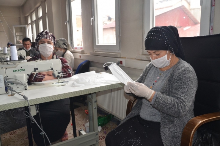 Şırnak’ta Kadınlar Sağlık Çalışanları İçin Maske Üretiyor