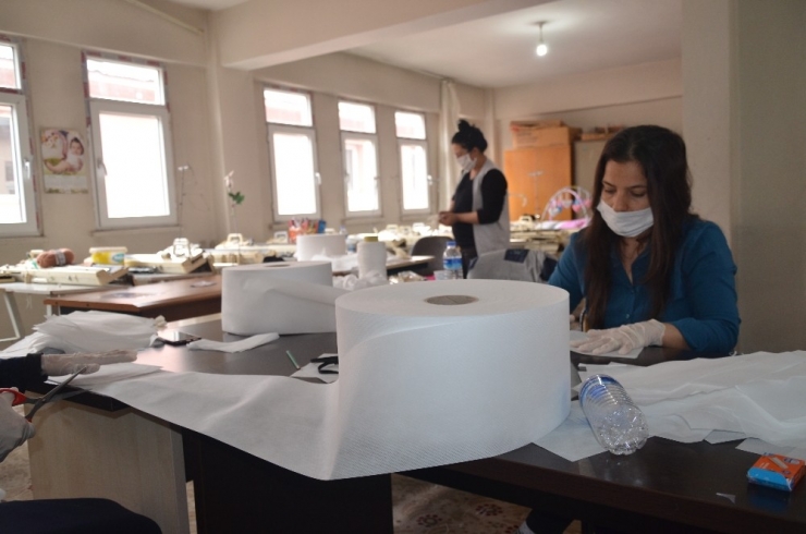 Şırnak’ta Kadınlar Sağlık Çalışanları İçin Maske Üretiyor