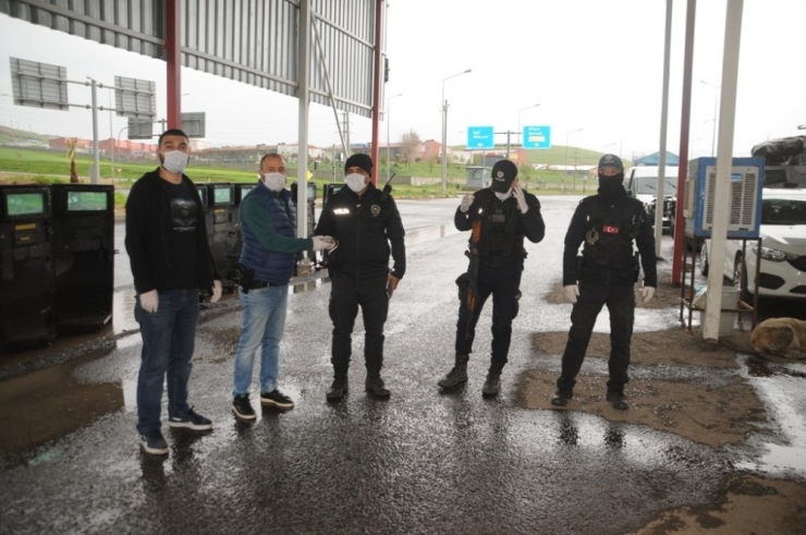 Şırnaklı İş Adamı Şehit Polisler İçin Helva Dağıttı