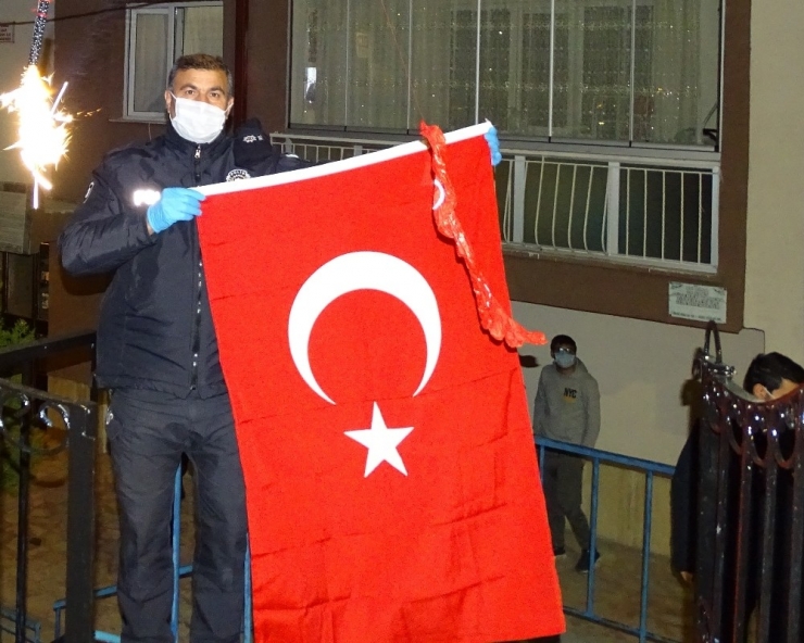 Komşularından Polis Memuruna Meşaleli Sürpriz