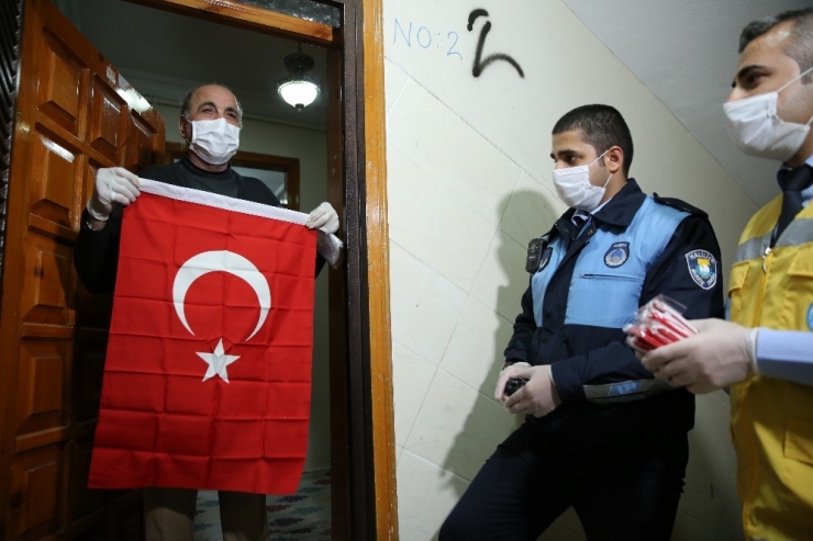 Sokağa Çıkamayan Yaşlı Adamdan Duygulandıran Talep