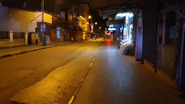 Sokağa Çıkma Yasağı Devreye Girdi, Meydanlar Boşaldı
