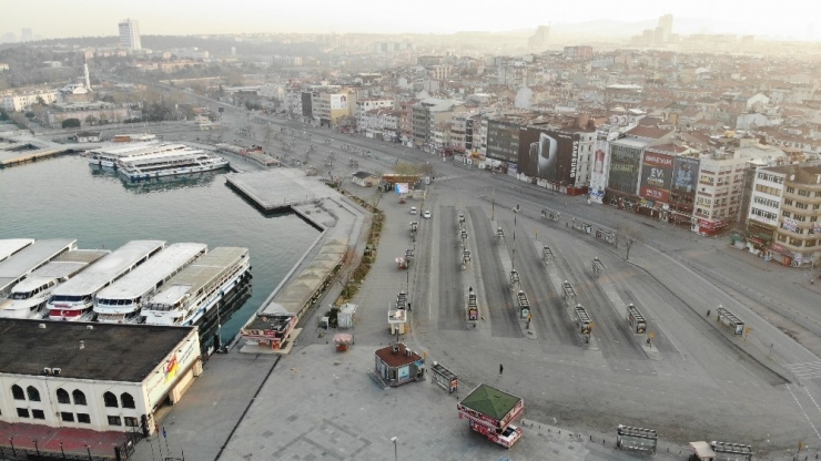 Sokağa Çıkma Yasağı Nedeniyle Boş Kalan Kadıköy Meydanı Havadan Görüntülendi