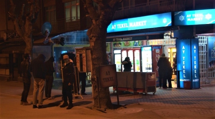 Sokağa Çıkma Yasağını Duyan Vatandaşlar Fırın Ve Marketlere Akın Etti