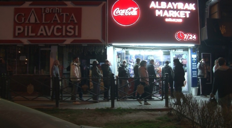 Sokağa Çıkma Yasağını Duyan Vatandaşlar Fırın Ve Marketlere Akın Etti