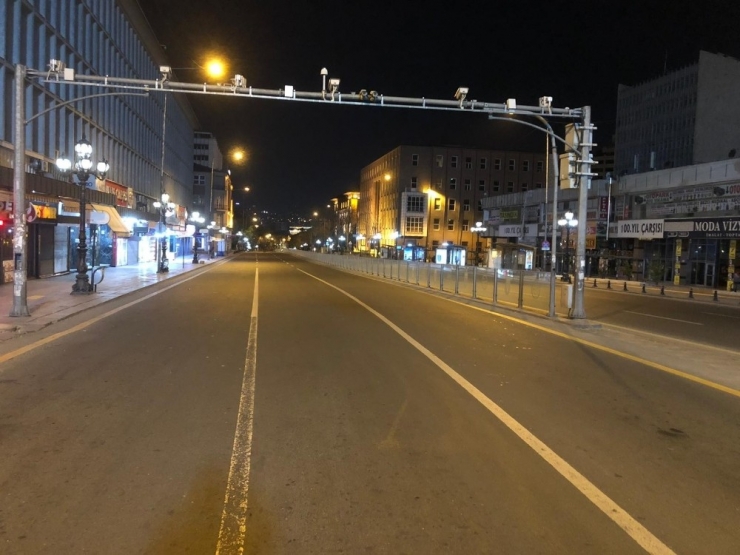 Sokağa Çıkma Yasağının Ardından Ankara’nın Cadde Ve Sokaklarında Sessizlik Hakim