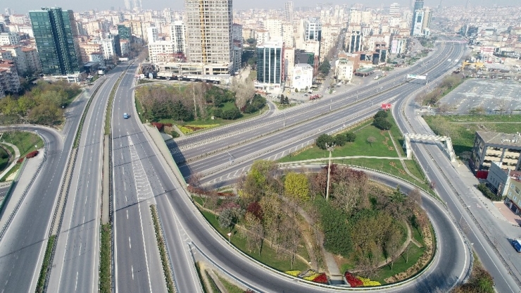 Sokağa Çıkma Yasağının Ardından Boş Kalan Tem Ve E-5 Havadan Görüntülendi