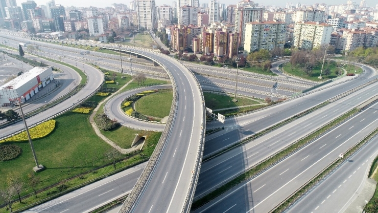 Sokağa Çıkma Yasağının Ardından Boş Kalan Tem Ve E-5 Havadan Görüntülendi