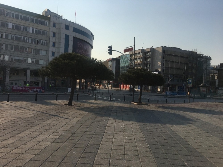 Sokağa Çıkma Yasağı Nedeniyle Kadıköy Meydanı Boş Kaldı