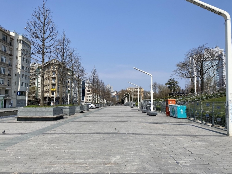 Taksim Meydanı’nda Tarihi Sessizlik