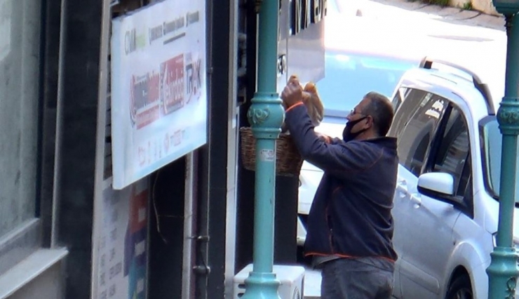 Sokak Sokak Ekmek Dağıtıyorlar