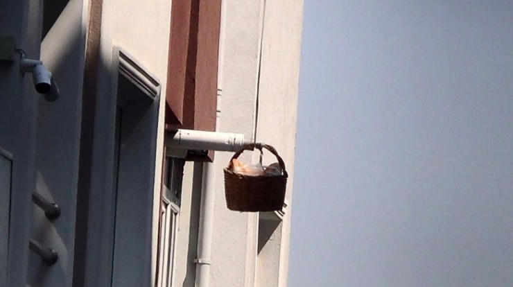 Sokak Sokak Ekmek Dağıtıyorlar