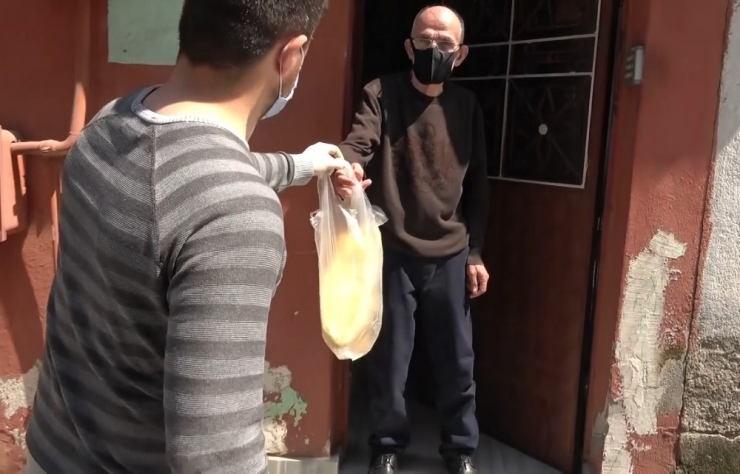 Sokak Sokak Gezip Vatandaşları Sıcak Ekmekle Buluşturdular