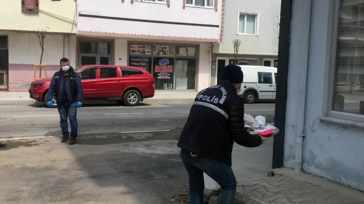 Sakarya’da Uygulamalarını Sürdüren Polis Ekibine Vatandaş Çay Ve Yemek İkram Etti