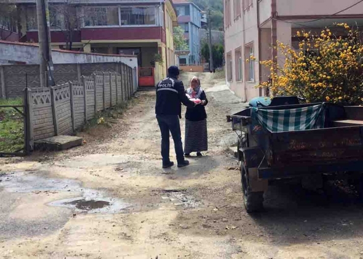 Sakarya’da Uygulamalarını Sürdüren Polis Ekibine Vatandaş Çay Ve Yemek İkram Etti