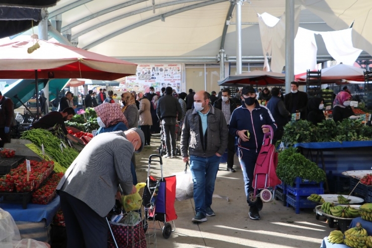 Sivaslılar Pazar Alışverişlerini İhmal Etmedi