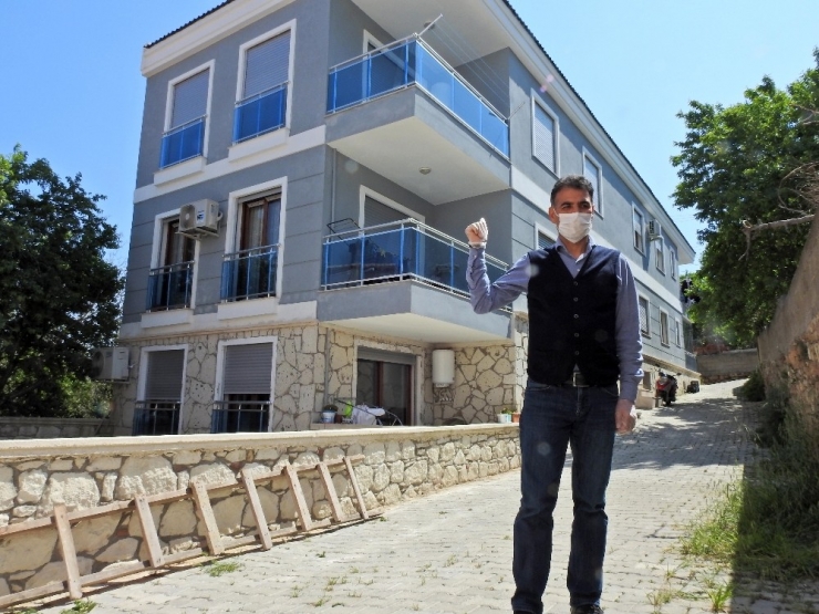 Çeşme’deki Aile, 7 Kiracısından Kira Almadı