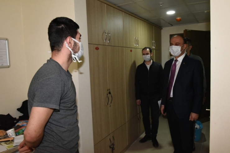Vali Karantinadaki Vatandaşları Ziyaret Etti