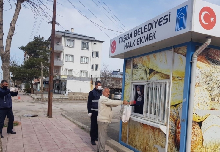 Tuşba Belediyesi, En Zor Günde Dahi İlçe Sakinlerine Ucuz Ekmeği Ulaştırdı