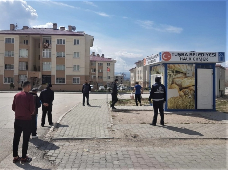 Tuşba Belediyesi, En Zor Günde Dahi İlçe Sakinlerine Ucuz Ekmeği Ulaştırdı