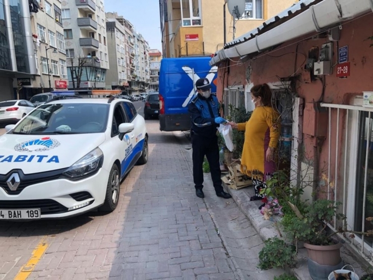 Vatandaşların Yardım Kolisi Kapılarına Kadar Götürüldü