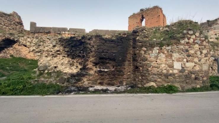 Tarihi Surlara Zeytin Dalı Yakıp Zarar Verdiler