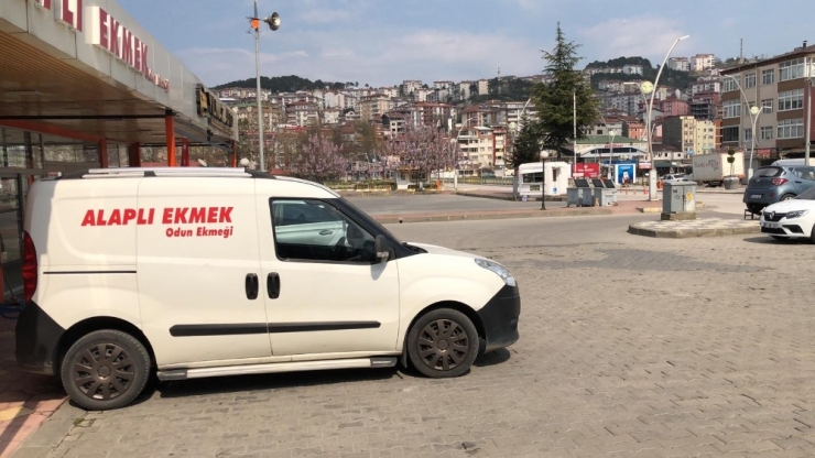 Alaplı’da Fırıncılardan Evlere Ekmek Servisi