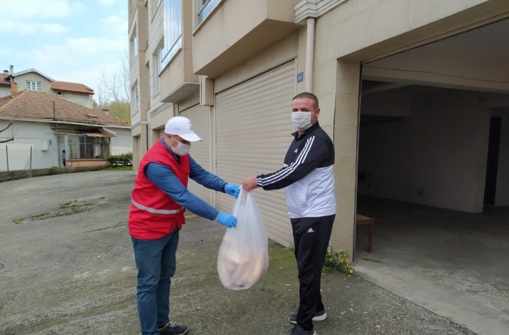 Kızılay Sokağa Çıkamayanlara 2 Bin Ekmek Dağıttı