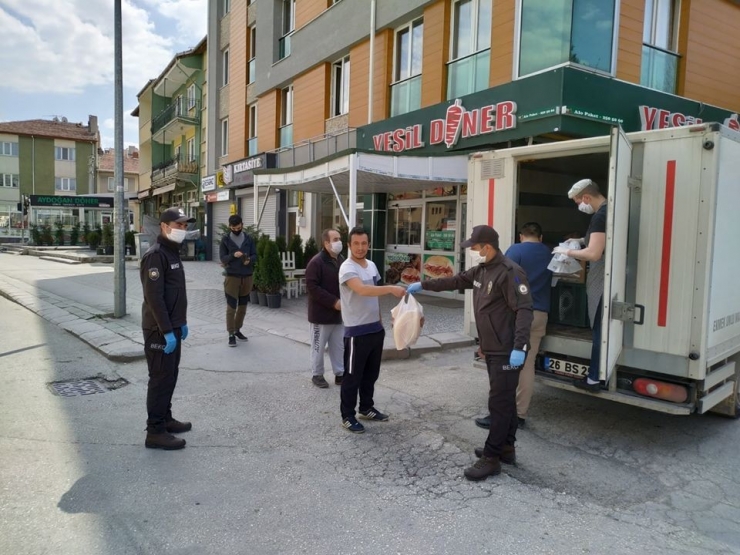 Zor Günlerde Güzel Örnek: Ekmekler Kapılara Kadar Ulaştırdı