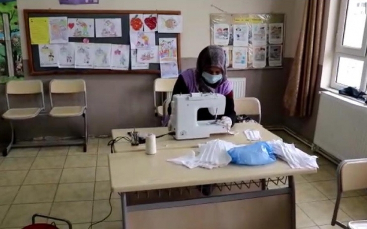 Gönüllü Kadınlar Maske Üretiyor