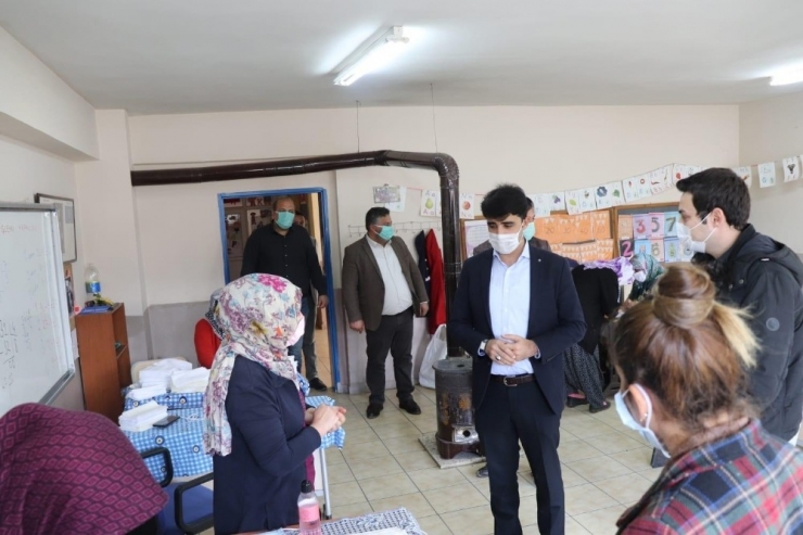 Gönüllü Kadınlar Maske Üretiyor