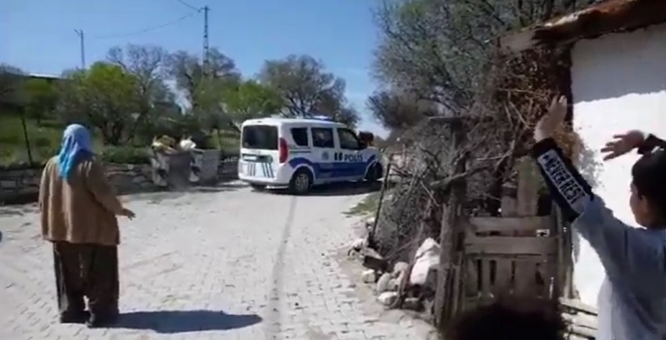 Haladan Yeğene Polisle Doğum Günü Pastası