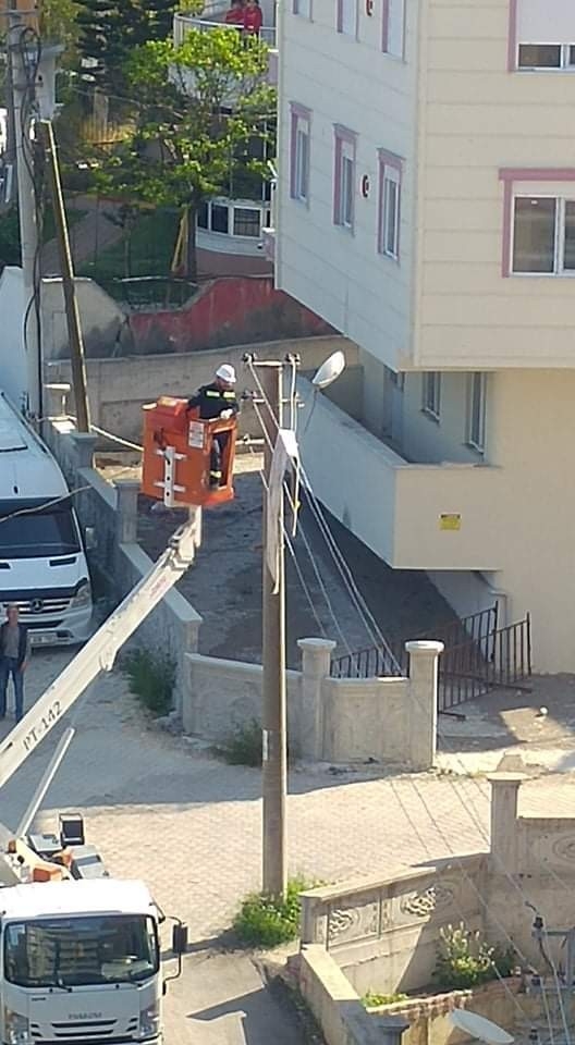 Camdan Silkelediği Halı, Elektrik Direğine Asılı Kaldı