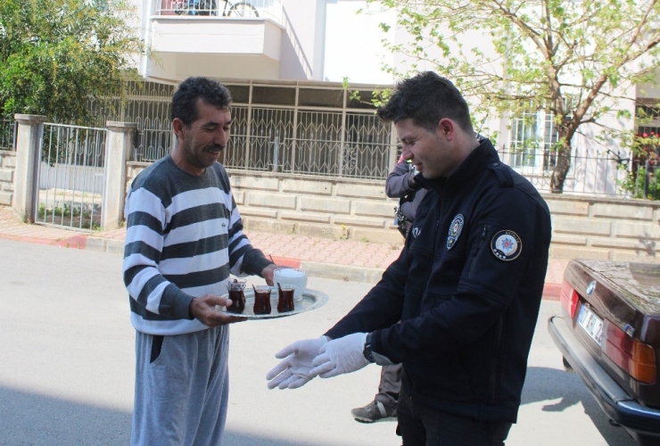 Yasağın Hakim Olduğu Antalya’da Görev Başındaki Polise Çay