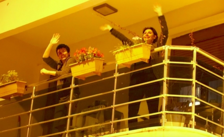 Antalyalılar "Memleketim" Şarkısıyla Balkonlara Döküldü