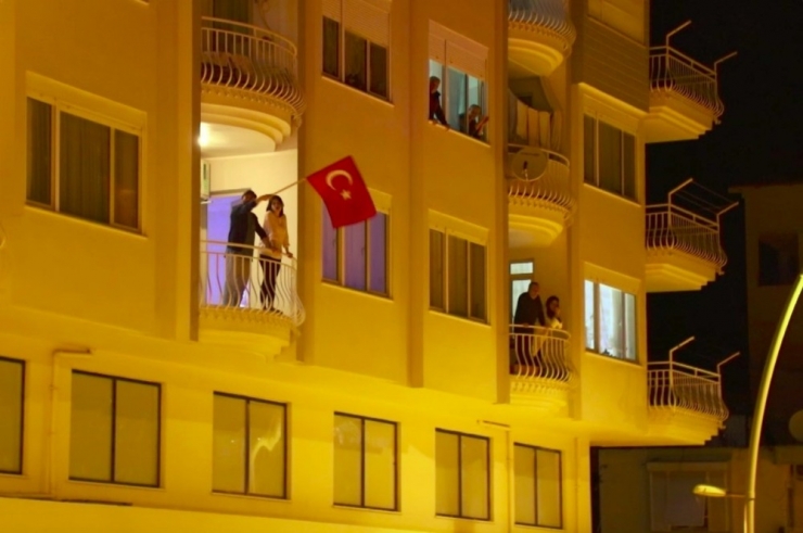Antalyalılar "Memleketim" Şarkısıyla Balkonlara Döküldü