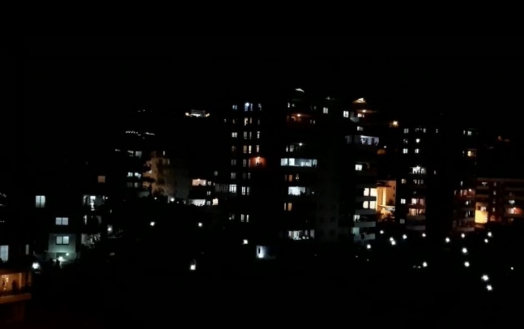 Alanya’da Vatandaşlar Hep Bir Ağızdan ‘Bir Başkadır Benim Memleketim’ Şarkısını Söyledi