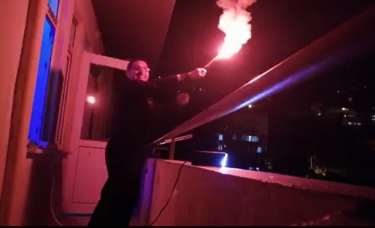 Alanya’da Vatandaşlar Hep Bir Ağızdan ‘Bir Başkadır Benim Memleketim’ Şarkısını Söyledi