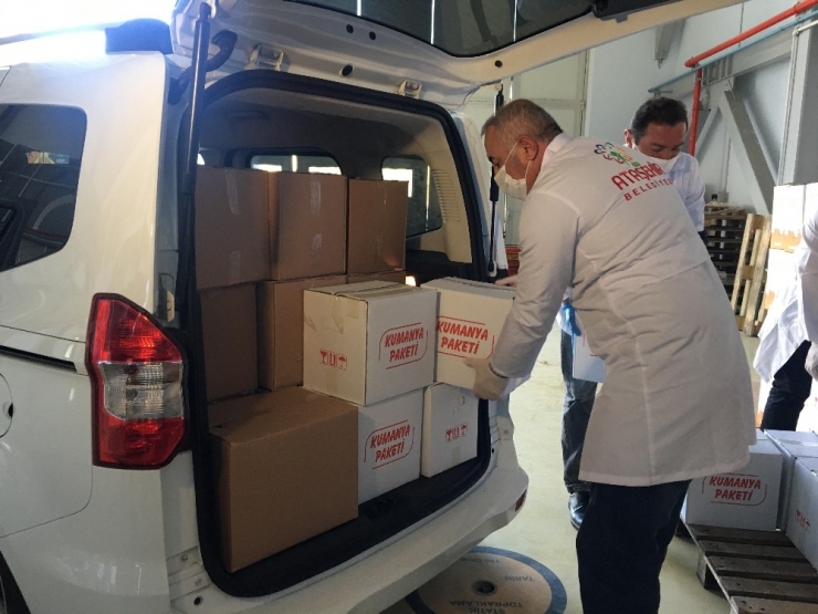 Ataşehir’de 65 Yaş Üstü Vatandaşlara Ve İhtiyaç Sahiplerine Yemek Dağıtılıyor