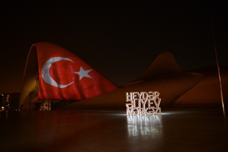 Azerbaycan’da Haydar Aliyev Merkezi’ne Türk Bayrağı Görüntüsü Yansıtıldı