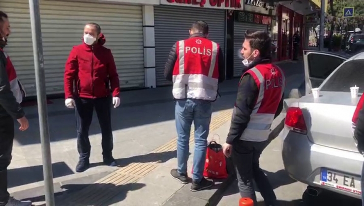 Vatandaştan Sokağa Çıkma Yasağında Yoğun Mesai Harcayan Polislere İkram