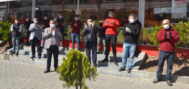 Batman’da Apartman Sakinlerinden Sağlık Çalışanlarına Moral Pankartı